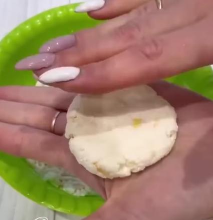 Міні-хачапурі з сиром: неймовірна смакота на сніданок за півгодини